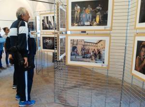 Turisti ammirano le foto esposte in mostra
